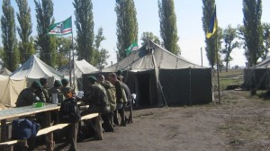 Cờ Chechnya và cờ Ukraina tại một trại huấn luyện của tiểu đoàn tình nguyện bên ngoài Dnipropetrovsk