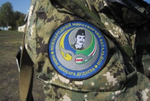 Một người Chechnya sống lưu vong  cho phóng viên thấy huy hiệu tiểu đoàn của ông với hình ảnh của cố Tổng thống Chechnya Dzhokhar Dudayev