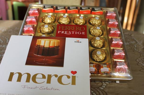 Nặng tiền nhất là hôp kẹo của Ý Ferrero prestige giá 187gr- 9,5 USD, sau đó đến kẹo Merci của Pháp giá 60 gr – 3 USD