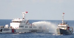 Tàu Trung Quốc uy hiếp tàu cảnh sát biển Việt Nam trong vụ Trung Quốc hạ đặt trái phép giàn khoan Hải Dương 981 trong vùng biển Việt Nam 
