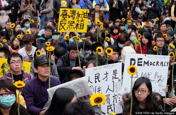 Sinh viên biểu tình mang theo hoa hướng dương. 