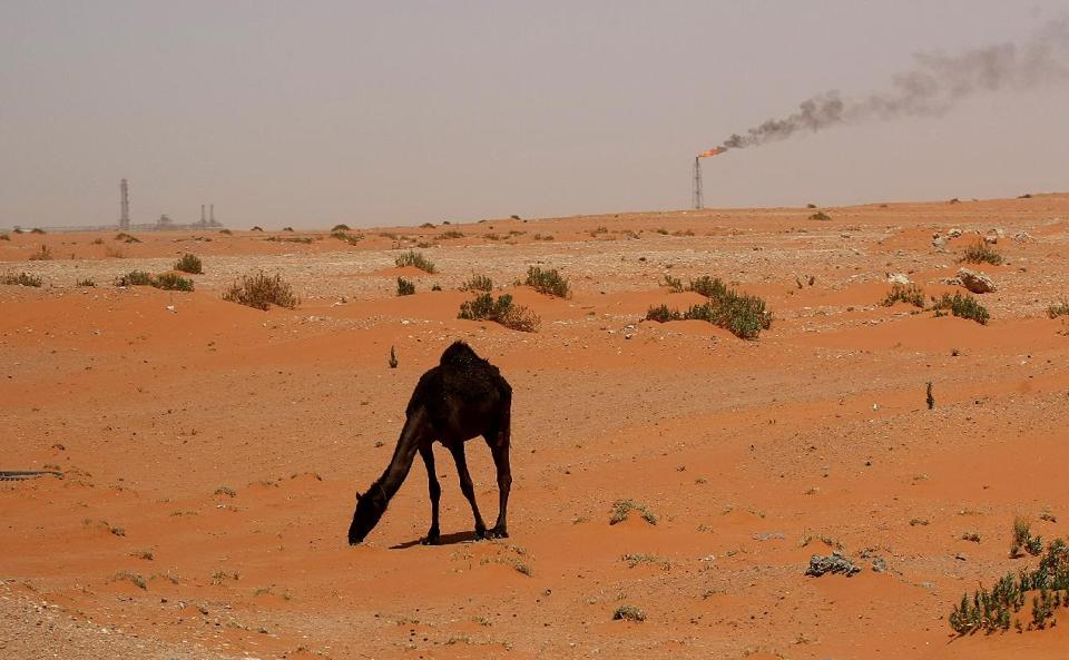Ngọn lửa từ một giếng dầu của Arab Saudi trong sa mạc gần khu vực giàu dầu mỏ của Khouris 