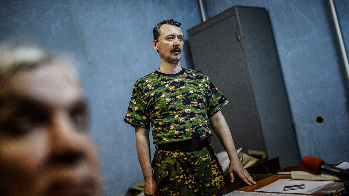 Igor Strelkov chỉ huy quân sự hàng đầu của những người tự xưng là "Cộng hòa nhân dân Donetsk ', trong một cuộc họp báo vào ngày 28 Tháng Bảy năm 2014 tại Donetsk, phía đông Ukraine