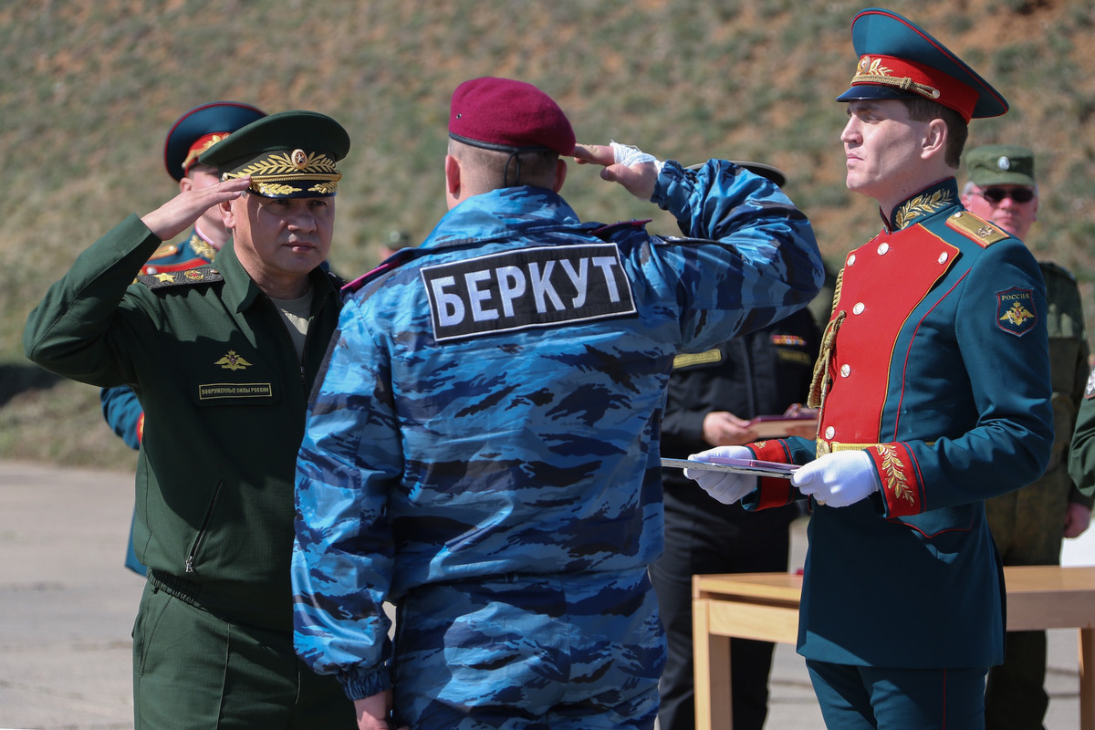 Trong bức ảnh này được cung cấp bởi Bộ Quốc phòng Nga, Bộ trưởng Quốc phòng Nga Sergei Shoigu, trao giải thưởng cho một cựu cán bộ lực lượng đặc nhiệm "Berkut" Ukraine  tại một căn cứ quân sự ở Sevastopol, Crimea, thứ Hai 24 tháng 3, 2014.