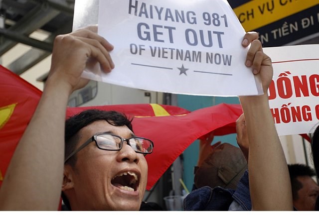 Người dân Việt Nam biểu thị tinh thần yêu nước và phản đối giàn khoan Hải Dương 981 xâm phạm vùng đặc quyền kinh tế và thềm lục địa của Việt Nam.