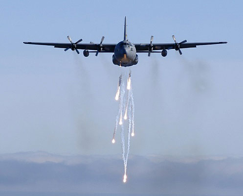 C-130E phóng pháo sáng