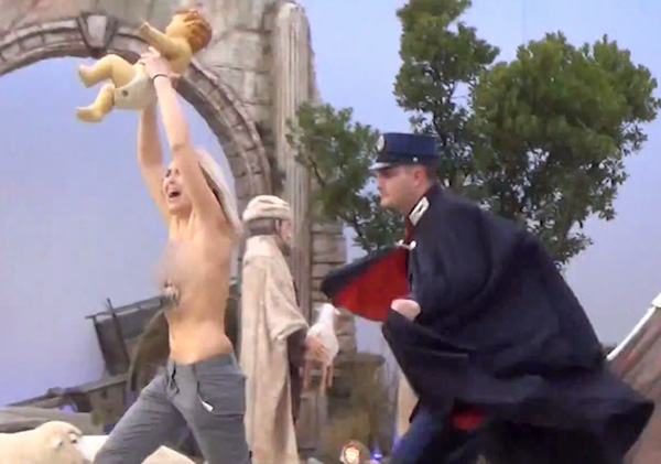 Thủ lãnh nhóm ngực trần Femen táo tợn cướp tượng Chúa Jesus tại hang đá trên quảng trường Thánh Peter ở Vatican ngày 25.12.2014 - Ảnh cắt từ clip