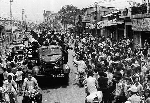Nhân dân Sài Gòn nô nức đổ ra đường đón Quân giải phóng. Ảnh tư liệu.