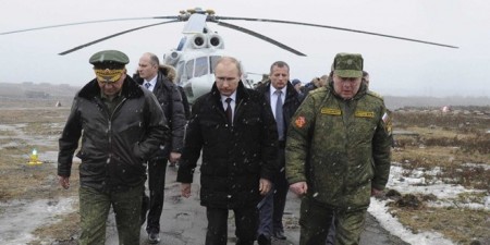 Tổng thống Nga Putin đến quan sát một cuộc tập trận tại Kirillovsky, Nga.
