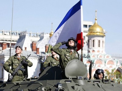 Các binh sĩ Nga đang diễu binh chào mừng Crimea sáp nhập Nga.