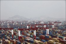 Cảng biển nước sâu Dương Sơn ở vịnh Hàng Châu, phía nam Thượng Hải - cảng container lớn nhất thế giới hiện nay.