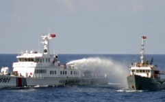 Tàu Trung Quốc phun vòi rồng vào tàu Việt Nam trên Biển Đông