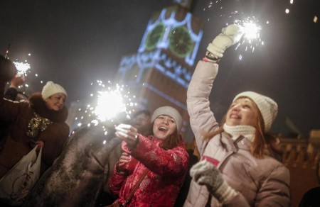 Mọi người đốt pháo  ăn mừng năm mới tại Quảng trường Đỏ ở Moscow, Nga, Thứ 5 Tháng 1 1, 2015. (AP Photo / Denis Tyrin)