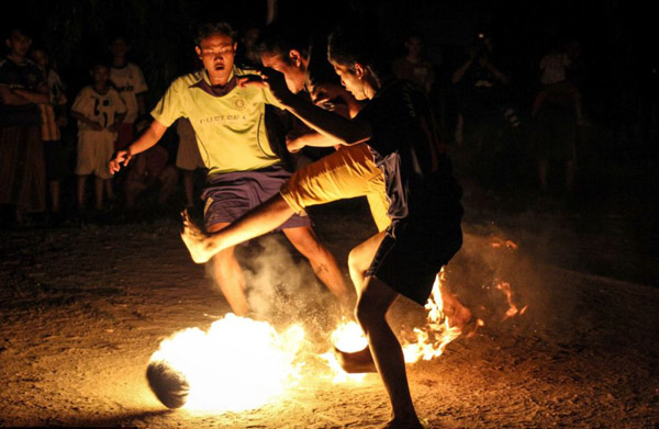 Một nhóm các bạn trẻ Indonesia đang chơi “đá bóng lửa”