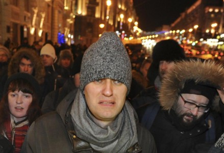 Nhà hoạt động đối lập Nga chống tham nhũng Aleksey Anatolyevich Navalnyy, 38 tuổi, được bao quanh bởi những người ủng hộ mình đi tham dự một cuộc biểu tình ở Quảng trường Manezhnaya ở Moscow, Nga. 