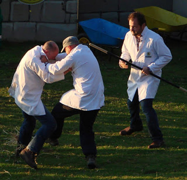 Một cuộc thi đá ống đồng – “shin kicking” diễn ra tại Anh.