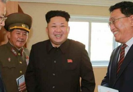 Thực tế, ông Kim Jong-un đã để lông mày "kiểu 1/2" từ lâu. Trong ảnh, ông Kim đi thị sát hôm 14/10, sau hơn 40 ngày "mất tích".