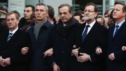 Các nhà lãnh đạo thế giới tay trong tay tham gia cuộc tuần hành đoàn kết chống khủng bố ở Paris. (Ảnh: CNN)