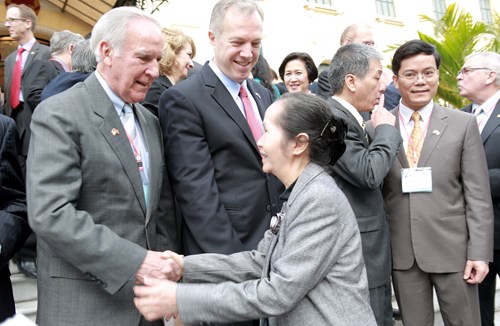 Chuyên gia kinh tế Phạm Chi Lan bày tỏ vui mừng khi gặp lại ông Pete Peterson - Đại sứ Hoa Kỳ đầu tiên tại Việt Nam sau khi hai nước bình thường hóa quan hệ