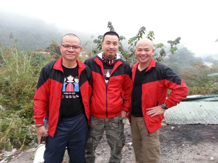 Nhà văn Phạm Ngọc Tiến (ngoài cùng bên phải) chụp ảnh cùng ông Nguyễn Vũ Anh (giữa) và một tình nguyện viên.