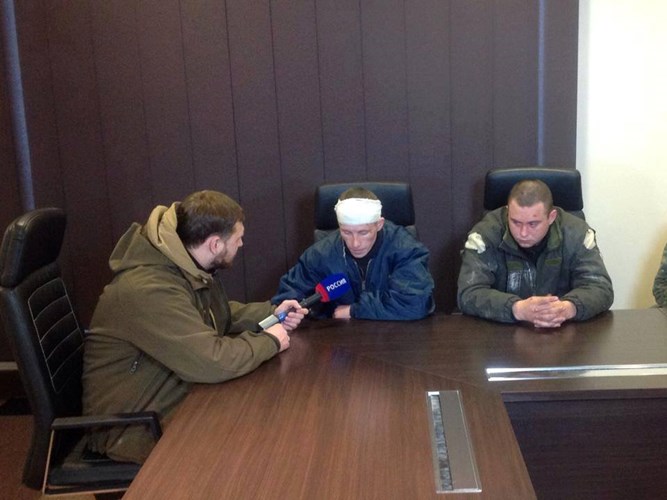 Một vài ngày trước đó, lực lượng ly khai của Cộng hòa Nhân dân Donetsk (DPR) tuyên bố, họ đã bắt giữ 7 quân nhân Ukraine khi những người này cố gắng tấn công vào các vị trí của ly khai. Các quân nhân Ukraine bị bắt giữ (ảnh trên) xuất hiện ở buổi họp báo do chính quyền DPR tự xưng tổ chức.