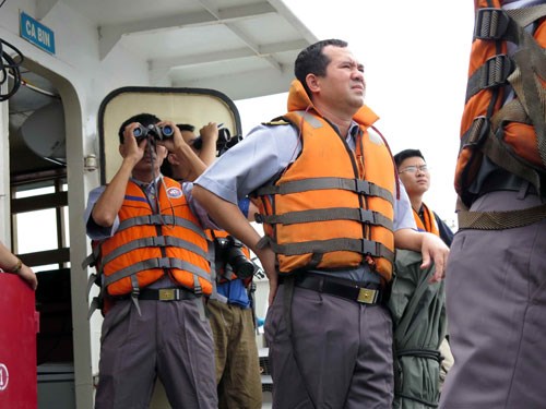 Thuyền trưởng Lê Minh Phúc (đứng giữa) ra ngoài mặt boong tàu KN-22 quan sát mặt biển, ra mệnh lệnh chỉ huy - Ảnh: Độc Lập