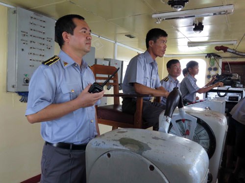 Thuyền trưởng Lê Minh Phúc (đầu tiên từ trái qua phải) và kíp điều khiển con tàu làm nhiệm vụ trên vùng biển Hoàng Sa - Ảnh: Độc Lập
