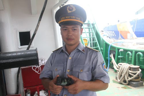Kiểm ngư viên Vũ Hoàng Sơn, tàu KN-951 và chiếc máy ảnh mất nắp -  Ảnh: Tùng Sâm