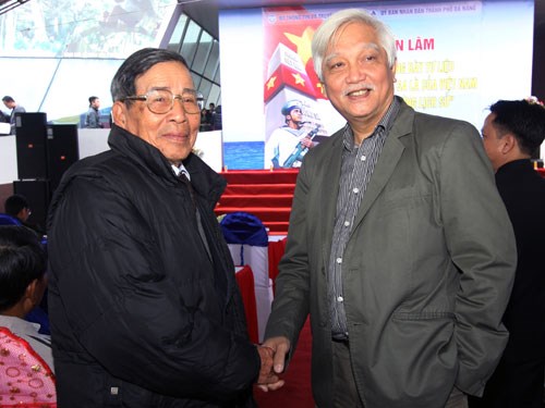 Ông Nguyễn Văn Tấn kể lại câu chuyện Hoàng Sa với ông Dương Trung Quốc (phải) - Ảnh: Nguyễn Tú