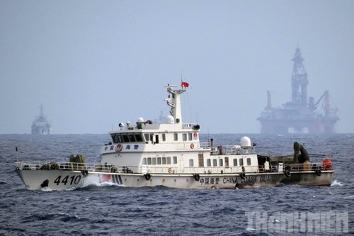 Các tàu hộ tống Trung Quốc co cụm quanh giàn khoan Hải Dương-981 - Ảnh: Độc Lập