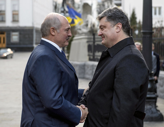 images1097571_22_12__Petro_Poroshenko_Belarusian_President_Alexander_Lukashenko_in_Kiev__AP