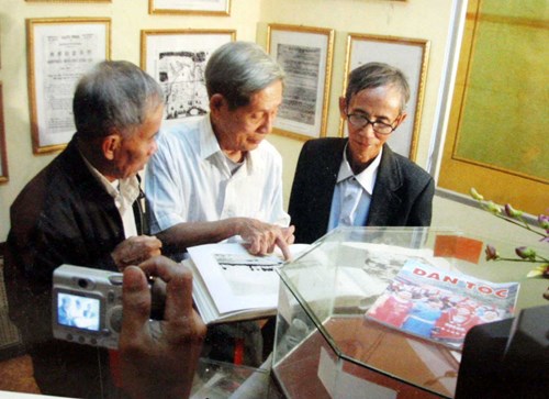 Từ phải qua: Ông Tạ Hồng Tấn, ông Ngô Tấn Phát, ông Võ Như Dân (những nhân viên Nha khí tượng cũ từng ra Hoàng Sa) thăm phòng trưng bày các tư liệu lịch sử của UBND huyện đảo Hoàng Sa - Ảnh: Nguyễn Tú