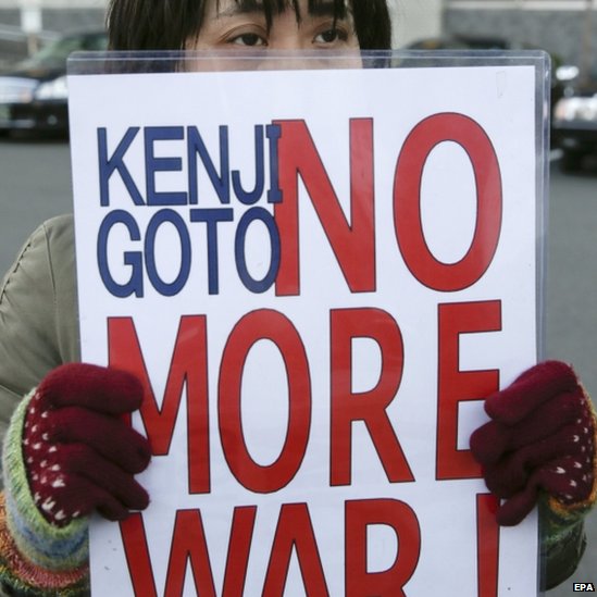 Người dân Nhật bản giơ biểu ngữ "Kenji Goto: không gây chiến" sau khi nhà báo Goto bị IS sát hại (ảnh: EPA)