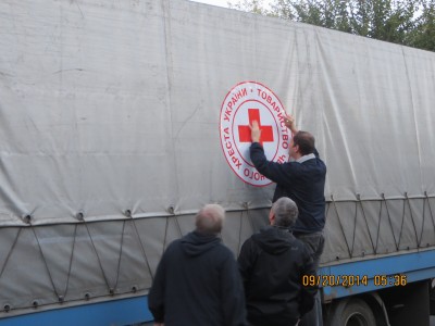 Dán biểu tượng Chữ Thập Đỏ lên lên chiếc xe cứu trợ 