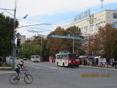 Đường phố Mariupol với lá cờ Ukraine 