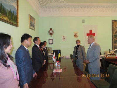 Lễ trao tặng hàng cứu trợ của cộng đồng Việt Nam tại Kiev cho đại diện Hội Chữ Thập Đỏ Ukraine 