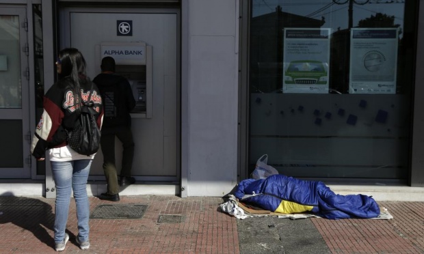 Người vô gia cư ngủ ngay trên đường phố Athens