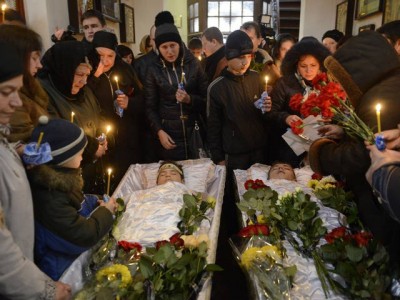 Thảm kịch ở Donetsk trường số 63. Pháo kích đã làm chết 2 em nhỏ - một em lớp 8 và một em tốt nghiệp năm nay, 18 tuổi. Ảnh A. Umanets, Segodnya.