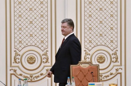 Tổng thống Poroshenko trong phòng họp.