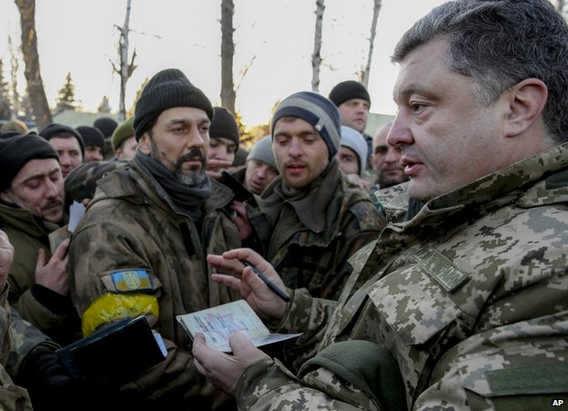 Sự thất bại tại Debaltseve không phải là một đòn giáng mạnh vào các lãnh đạo chính trị và quân sự của Ukaine mà câu hỏi ở đây là sự ảnh hưởng của nó lớn đến mức nào? Tổng thống Petro Oleksiyovych Poroshenko miêu tả sự rút lui của hàng ngàn quân chính phủ Ukraine là "trật tự" chiến thuật. Tuy nhiên, báo cáo ban đầu cho thấy điều này có thể ngược lại. Họ đã tránh được sự thất bại thê thảm hơn vào một năm trước đó tại Ilovaysk khi đó lực lượng Ukraine bị quân ly khai, cũng có thể quân đội chuyên nghiệp của Nga bao vây chặt và bị phục kích khi họ cố gắng chốn thoát, với số lượng người chết rất lớn.  Phần lớn các hậu quả chính trị sẽ phụ thuộc vào sự mất mát của Debaltseve lớn như thế nào. Cho đến nay, theo chính phủ ít nhất 13 binh sĩ thiệt mạng, 157 người bị thương, 90 bị bắt và 82 mất tích. Nhưng những con số thực tế có thể cao hơn nhiều. Cũng có khả năng báo cáo không thể chính xác về con số thiệt hại khi chiến trường hỗn loạn trong cuộc rút lui được thực hiện, những người  lính thoát ra khỏi khu vực khi các phương tiện của họ bị phá hủy và một lượng lớn áp giáp, đạn dược để lại chiến trường. Căng thẳng trong hàng ngũ Đã có rất nhiều bất ổn từ những sự bất mãn. "Tôi đã tận mắt chứng kiến, trên chiến trường và tại trụ sở quân đội, hành động quân sự được lên kế hoạch và thực hiện như thế nào," Semyon Semenchenko chỉ huy của tiểu đoàn Donbass nói với BBC. "Tôi có thể đảm bảo với bạn rằng chúng tôi bị mất Debaltseve không phải vì sự vượt trội về ưu thế của Nga, mà vì  tướng tá của chúng tôi đã  phủi trách nhiệm". Ông Semenchenko đã đề xuất cấu trúc "song song" phối hợp với các tiểu đoàn tình nguyện chiến đấu ở phía đông. Cho đến nay các nhà lãnh đạo của 13 tiểu đoàn đã đăng ký, trong đó có Dmytro Yarosh cánh phải. Ông Semenchenko khẳng định đây không phải là để thay thế, mà là để giúp đỡ tương trợ lẫn nhau với chỉ huy chung của quân đội trong việc "trao đổi thông tin, lập kế hoạch, hỗ trợ về hậu cần và tạo điều kiện huy động." Tuy nhiên trong thông báo ông tỏ rõ sự lo ngại. Tám chỉ huy tiểu đoàn đã từ chối gia nhập chung, họ kêu gọi ông Semenchenko "kết thúc chủ nghĩa dân túy theo kiểu đàn bà và PR báo cáo". Trở ngại cho Poroshenko Tổng thống Poroshenko dường như đang nắm chắc quyền lực và nhiều người Ukraine tin rằng ông đang làm tốt nhất trong khả năng của mình khi tình hình chính trị và kinh tế hiện tại rất khủng khiếp. Tuy nhiên sự ủng hộ đối với ông đang trượt dốc. Một cuộc thăm dò gần đây cho thấy tỉ lệ ủng hộ của ông đã giảm từ 57% xuống  45%, với 46% nói rằng ông không làm tròn trách nhiệm và tệ hại trong việc điều hành đất nước. 9% trả lời "Không biết". Sự thất bại của Debaltseve làm trầm trọng hơn trong thời điểm hiện tại nó có thể làm ông mất thêm lượng người ủng hộ. Trong khi đó người ta sẽ đặt ra câu hỏi: Tại sao Chancellor Angela Merkel của Đức và Tổng thống Pháp Francois Hollande ra sức đẩy mạnh cho thỏa thuận hòa bình, nếu họ biết rõ trong các cuộc đàm phán, Debaltseve sẽ mất và làm đồng minh Poroshenko suy yếu? Có thể hiểu rằng Tổng thống Nga Vladimir Putin và các nhà lãnh đạo nổi dậy hứa sẽ quan sát thỏa thuận ngừng bắn có hiệu lực vào lúc nửa đêm về sáng chủ nhật. Trong trường hợp này câu hỏi tiếp tục được đặt ra là: Tại sao các nhà lãnh đạo châu Âu khăng khăng cho rằng thỏa thuận ngừng bắn Minsk không chết, mặc dù họ biết rằng Nga và phiến quân che đậy và vi phạm trắng trợn ngay từ đầu? Câu trả lời cho điều này rất đơn giản - Bà Merkel và ông Hollande không còn lựa chọn nào khác. Tầm ảnh hưởng giới hạn của EU Cuộc tấn công mạnh mẽ của phiến quân đã phơi bày những hạn chế của đòn bẩy châu Âu. Dù họ đã nỗ lực trong biện pháp ngoại giao, nó hoàn toàn phụ thuộc vào thiện chí của ông Putin và những chiến binh Nga hậu thuẫn. Một số người cho rằng bây giờ phiến quân đã đạt được mục tiêu chiến lược của họ là Debaltseve, kế hoạch hòa bình có thể bắt đầu một cách nghiêm túc - mặc dù cho đến nay họ không thực hiện thỏa thuận. Nhưng nếu những người nổi dậy không muốn thực hiện thỏa thuận và cũng không có gì để ngăn chặn điều đó. Debaltseve được tuyên bố là một "ngoại lệ" - thỏa thuận hòa bình đã không làm rõ tình trạng của Debaltseve. Ngày mai thành phố  Mariupol lại tiếp tục thêm một “ngoại lệ” và các chính phủ phương Tây thêm một lần bất lực để tìm cách khác để chứng minh. Tại thời điểm này, Kiev, Brussels và Washington có không có củ cà rốt để thuyết phục Nga đến  bàn đàm phán, họ cũng không có cây gậy đủ lớn buộc Nga phải tuân thủ. Ông Poroshenko trong lúc này cần là làm  phức tạp kế hoạch hòa bình của châu Âu hậu Debaltseve, để bắt đầu một số loại chiến dịch quân sự nhằm củng cố vị trí của Ukraine và của chính mình. Ông Putin hỉ hả khi phản ứng trước thất bại của Ukraine "Rõ ràng thất bại trước những người thợ mỏ và những người lái xe taxi là điều đáng xấu hổ. Nhưng cuộc sống là cuộc sống họ vẫn phải tiếp tục." Người ta cũng cho rằng đây là lẽ thường tình của triết học, chắc chắn ông Putin sẽ không hỉ hả khi ly khai và đồng hương của ông thất bại trước Ukraine. Tất nhiên ông Poroshenko cũng rất buồn và đau đớn vì mất mát của những người Ukraine cùng với thất bại này.   