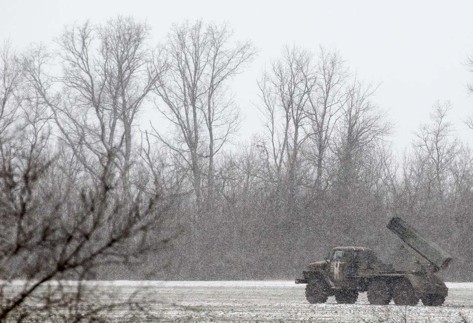 Một chiếc xe tải Ukraine với hệ thống phóng tên lửa "Grad" đỗ trên cánh đồng gần đường giữa các thị trấn  Debaltseve và Artemivsk, Ukraine, Thứ 2 16 Tháng 2, 2015.