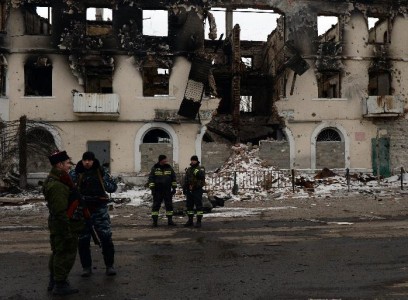 Phiến quân vũ trang ủng hộ Nga đứng gần một tòa nhà tại Uglegorsk, 6 km về phía tây nam Debaltseve, vào ngày 19 Tháng Hai 2015