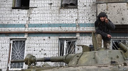 Một chiến binh ly khai chụp ảnh trên xe bọc thép sau khi lực lượng này chiếm được sân bay Donetsk hồi tháng 1.