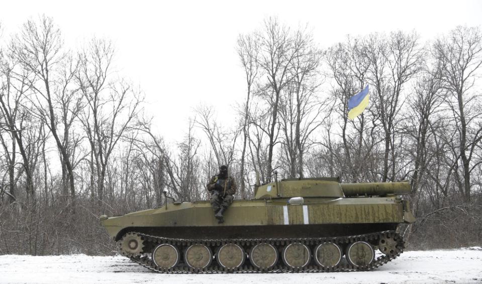 Một người lính Ukraine đang ngồi trên xe thiết giáp trên đường đường giữa thị trấn Debaltseve và Artemivsk, Ukraine, Thứ 2 16 Tháng 2, 2015.