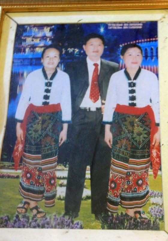 Ông Tiến cùng 2 bà vợ là Vi Thị Khuê (trái) và Lữ Thị Hoa. Có thời gian, cả 3 người sống cùng một nhà nhưng rất hạnh phúc, êm ấm.