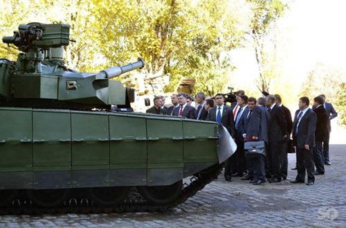 Tổng thống Poroshenko thăm quan xe tăng chủ lực Oplot-M của nhà máy sản xuất xe tăng tại Kharcop.
