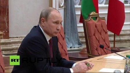 Putin bẻ gãy bút chì trong cuộc họp báo.