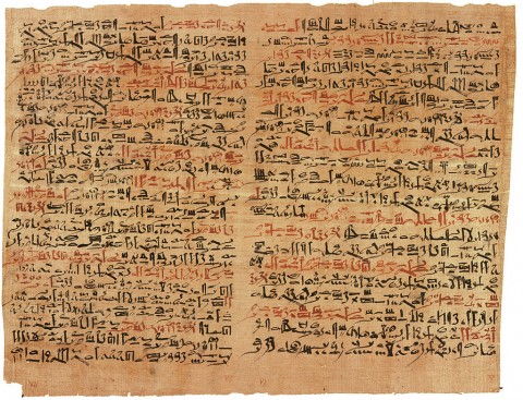 Bản thảo giấy cói Edwin Smith, một văn bản y khoa của người Ai Cập cổ đại, được đặt theo tên của một thương nhân đã mua lại vào năm 1862, và cũng là luận thuyết về phẫu thuật chấn thương lâu đời nhất mà chúng ta biết được, được Imhotep soạn thảo vào năm 1501 trước Công Nguyên ( Wikimedia Commons)