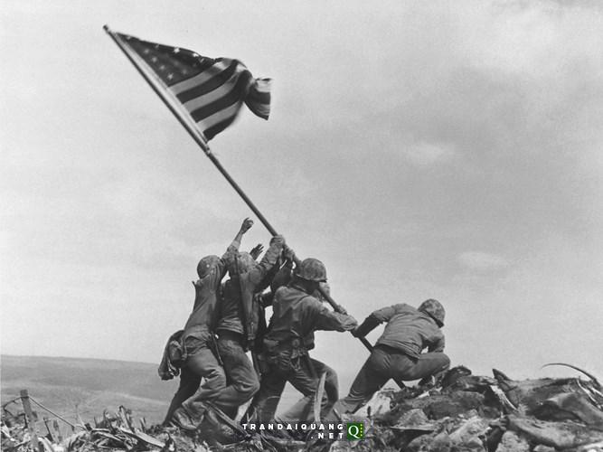 Ảnh chụp thủy quân lục chiến Mỹ cắm cờ chiến thắng ở Iwo Jima, Nhật Bản năm 1945 của nhiếp ảnh gia Joe Rosenthal là một trong những bức ảnh mang tính biểu tượng, có ý nghĩa lịch sử to lớn.