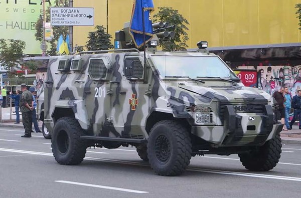Vệ binh Quốc gia Ukraine đã nhận được khoảng 41 chiếc xe thiết giáp hạng nhẹ kháng mìn Spartan và Cougar do Ukraine chế tạo theo bản quyền sản xuất của Tổng công ty Streit Canada. Các xe này được đánh giá cao ở khả năng kháng mìn, giáp xe chỉ có thể chống đạn súng máy hạng nhẹ.
